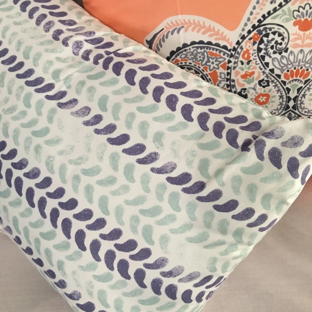 Decorative pillows set